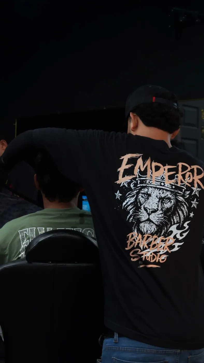 Barbero con la camisa negra Emperor del león