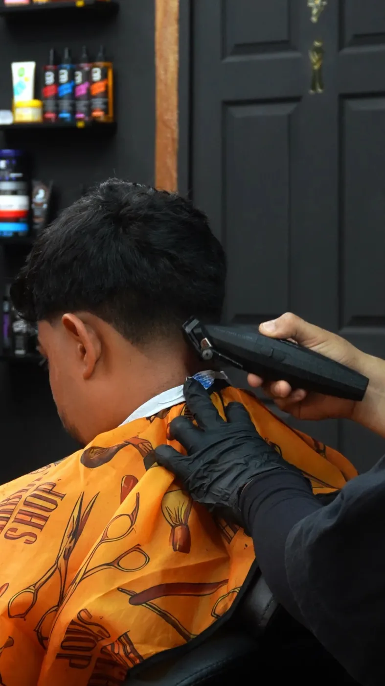 Barbero haciendo un fade con máquina