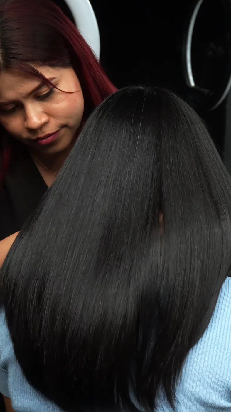 Keyling revisando un cabello liso