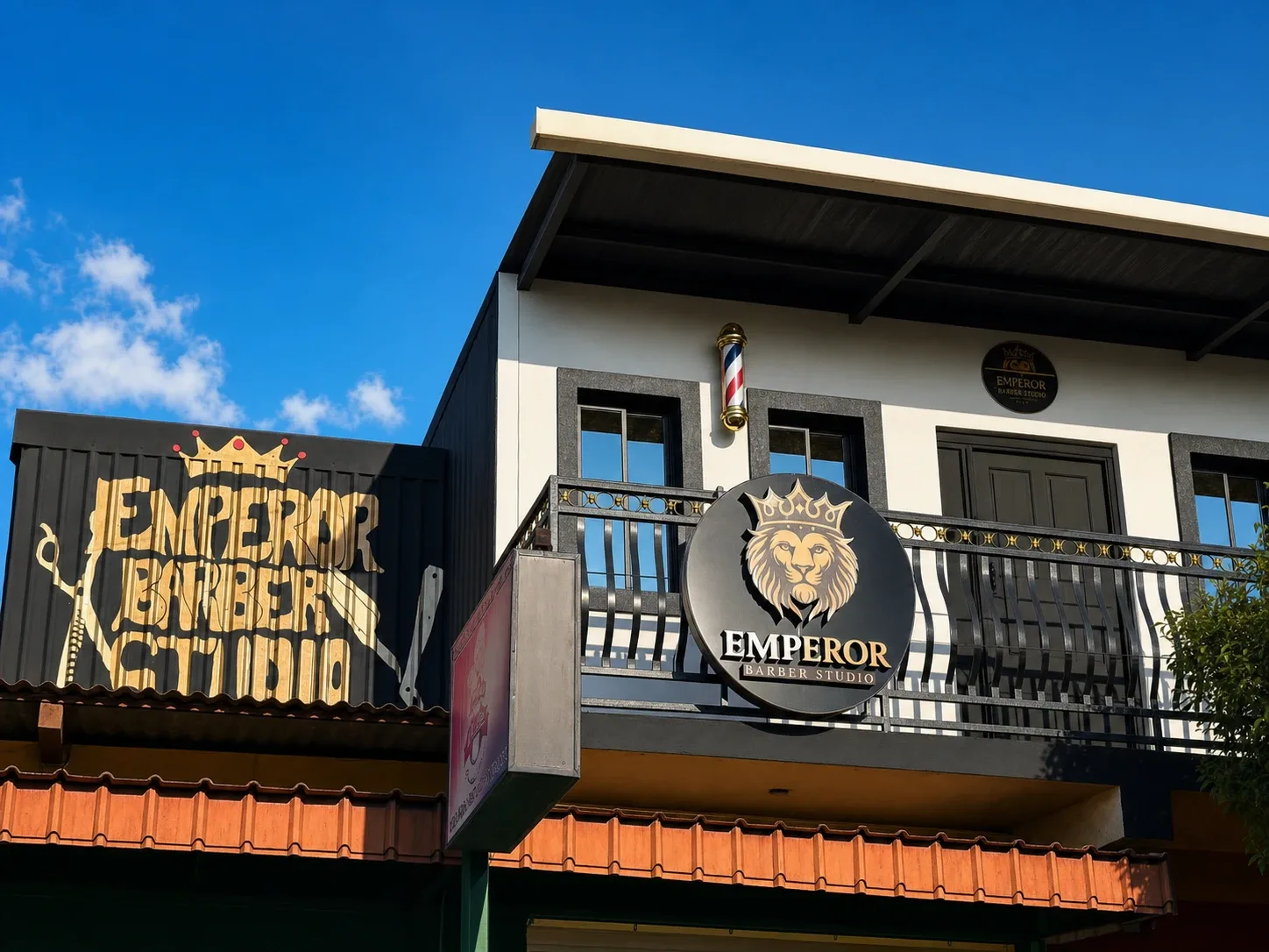 Fachada de Emperor en Chinandega con el letrero del león y el poste de barbería